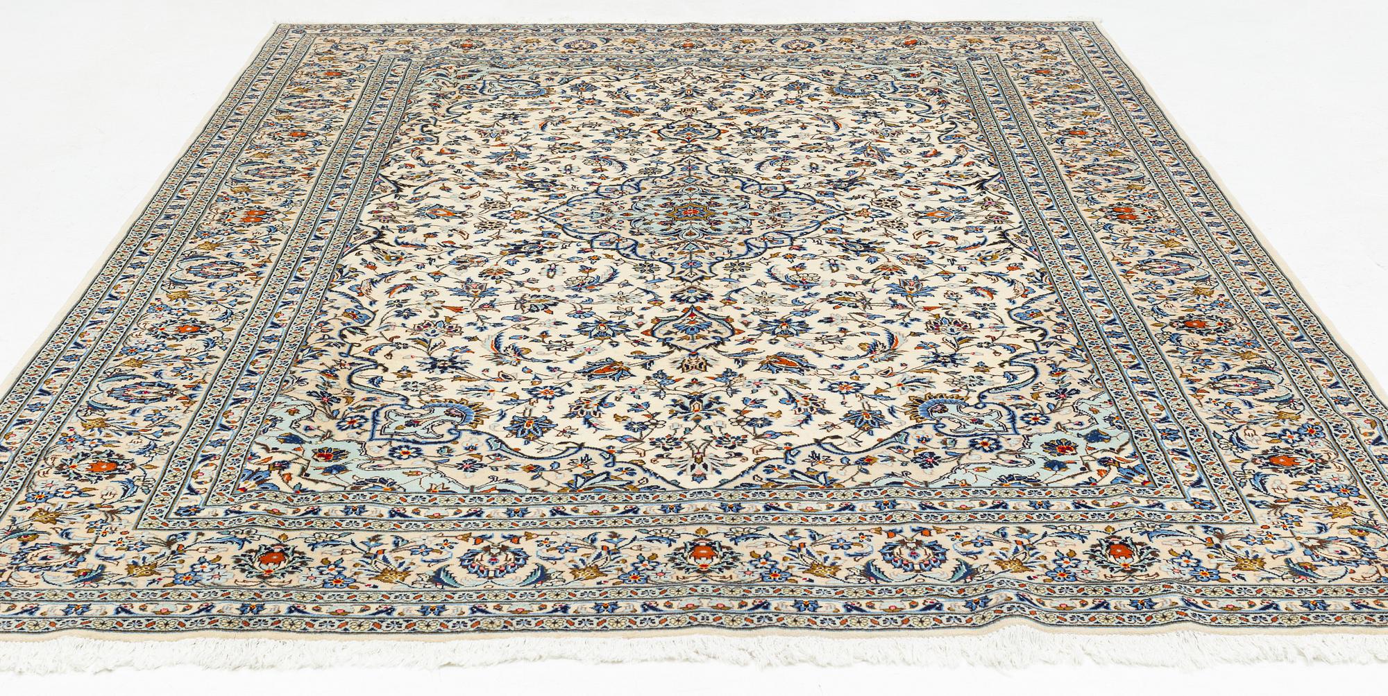 A Kashan carpet, approx. 349 x 248 cm.