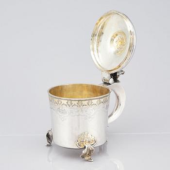 Alexander V. Holst, dryckeskanna, delvis förgyllt silver, Härnösand 1766.