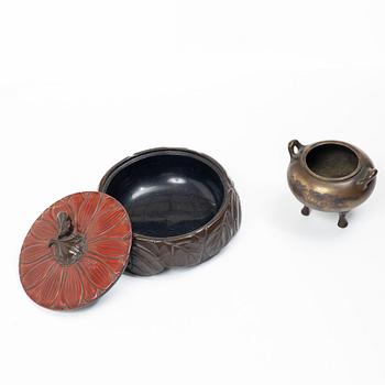 A Japanese lacquer box with cover and a bronze censer, Meiji period (1868-1912) respektive 1900-tal.
