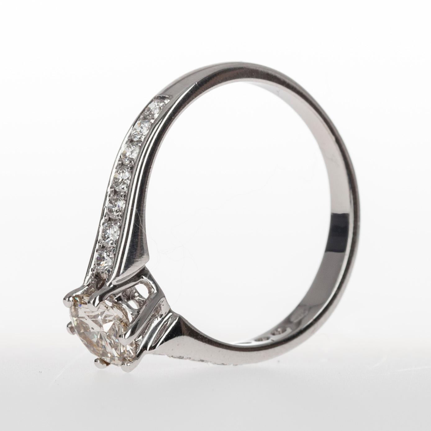 RING, vitguld 18K med briljantslipade diamanter. Mittstenen 0,71 ct och tot. 14 sidostenar 0,30 ct. Vikt 3,4 g. Intyg.