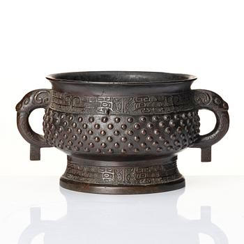 A bronze censer, Gui, late Ming dynasty (1368-1644).