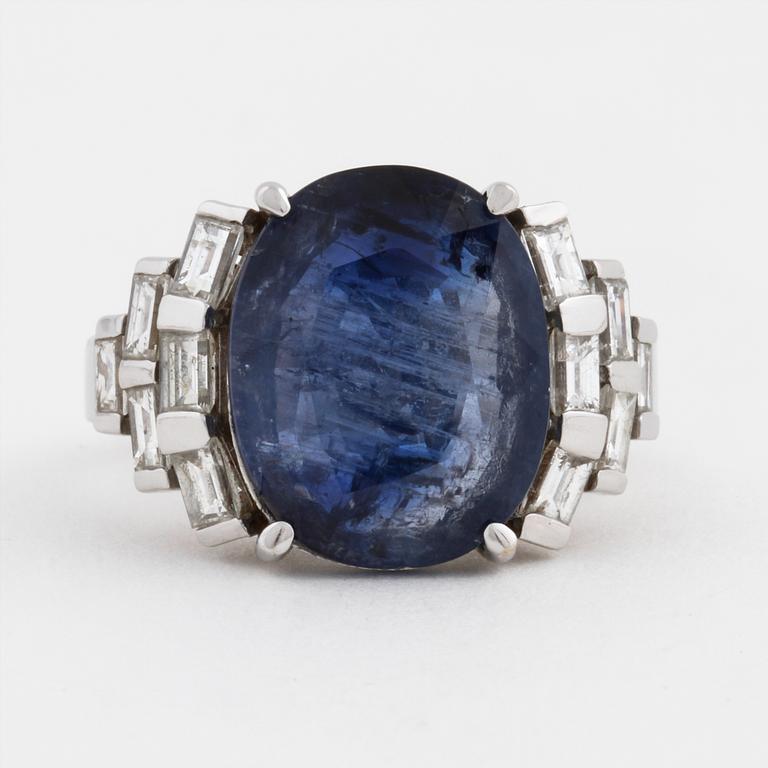 RING, med safir 7.49 ct och baguetteslipade diamanter.