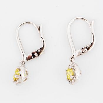ÖRHÄNGEN, med gula färgbehandlade diamanter och diamanter.