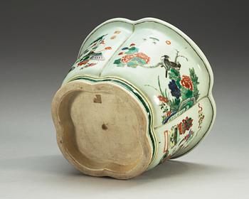 A famille verte flower pot, Qing dynasty (1644-1912).