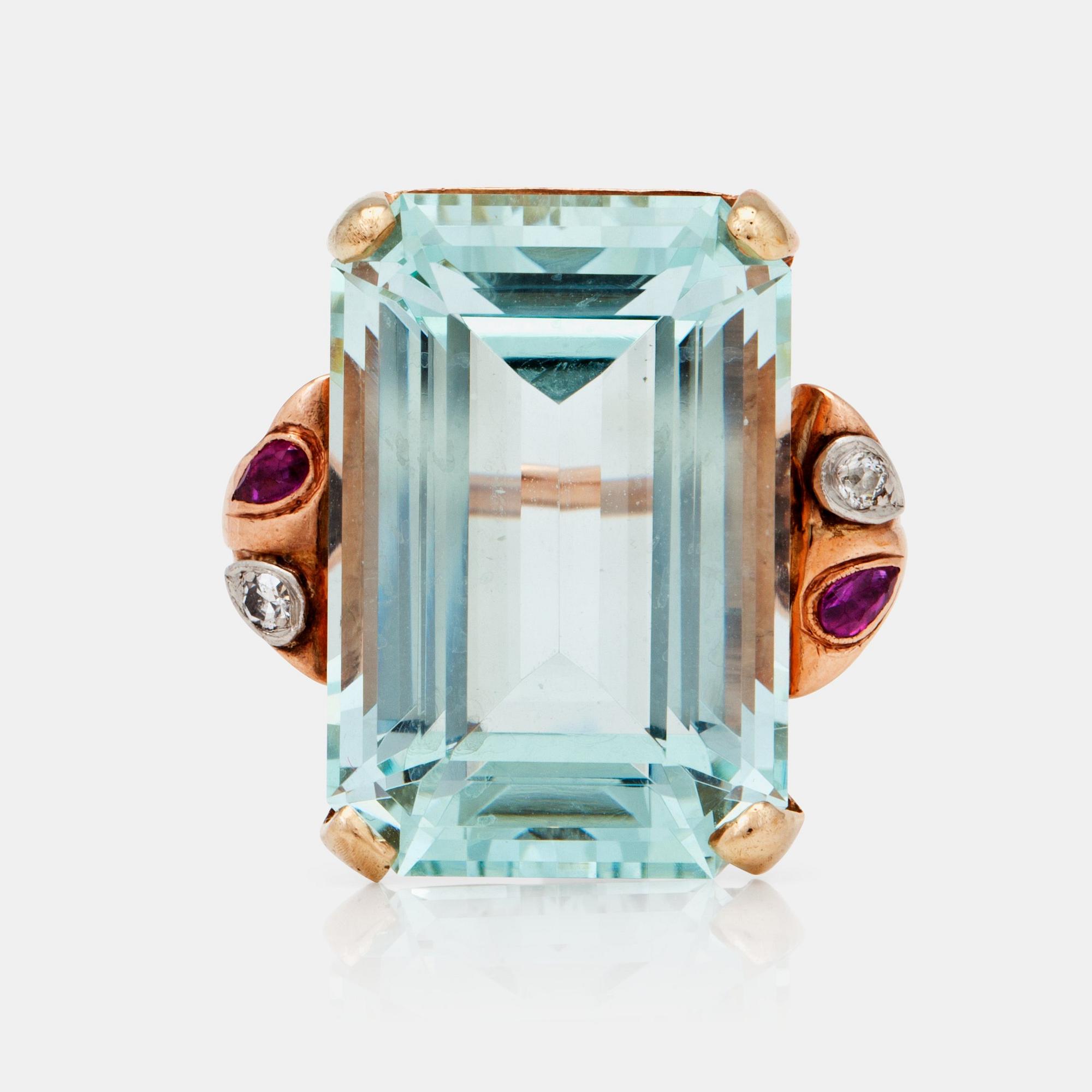RING med akvamarin ca 36.00 ct, rubiner och diamanter.