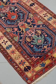 GALLERIMATTA, semiantik Azerbadjan, ca 545,5 x 102,5 cm (samt en kortsida med 2 cm slätväv).