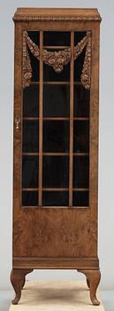 VITRINSKÅP, Louis XV-stil, sent 1800-tal.