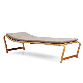 Bruno Mathsson, a Swedish Modern 'Paris' beech daybed, Firma Karl Mathsson Värnamo Sweden, 1940's.