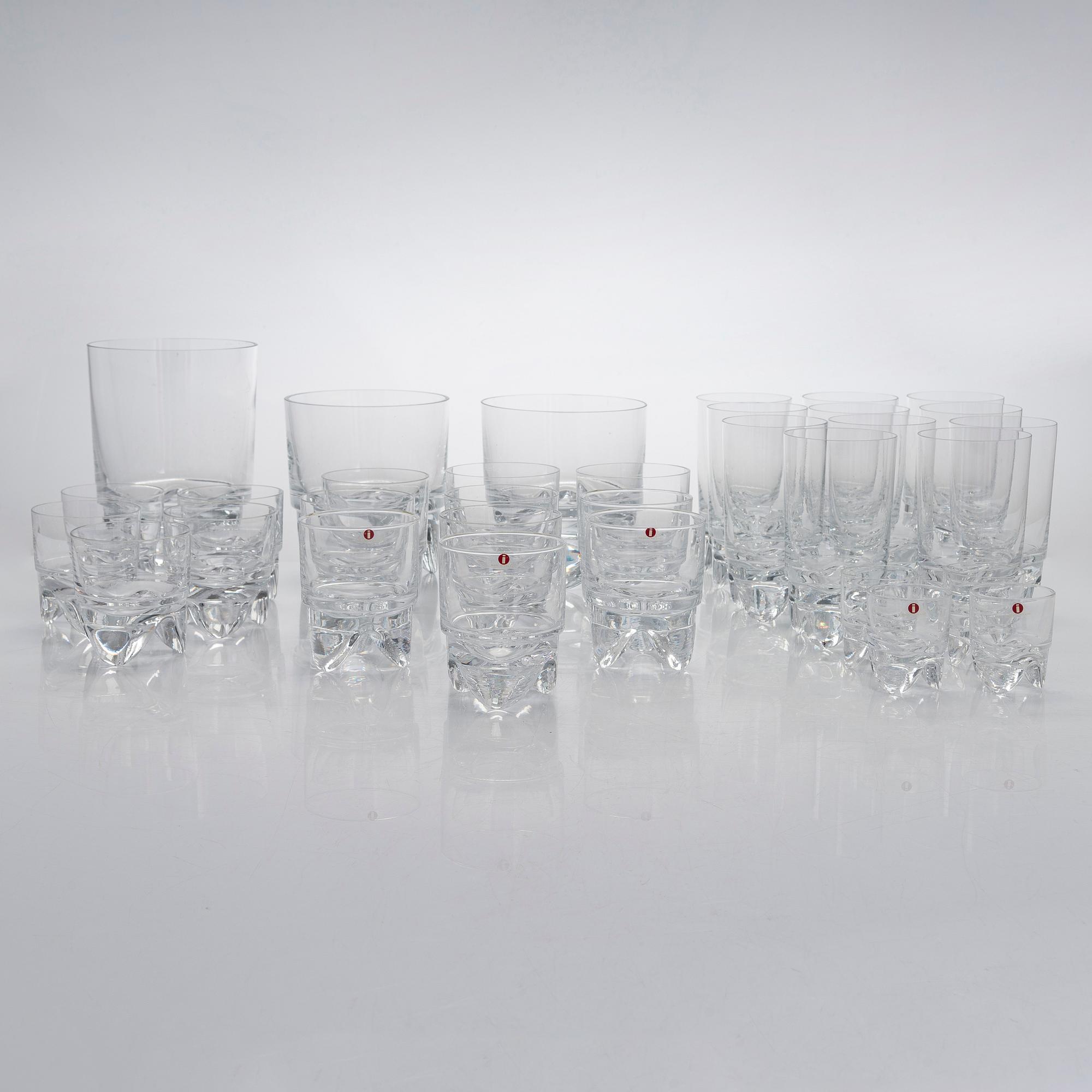 Timo Sarpaneva, juomalaseja, 33 kpl, "Viinahammas" (Kippis) 2399 Iittala. Tuotannossa 1975-1978.