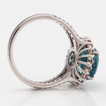 A 14K white gold ring with a ca 3.35 ct emerald and diamonds ca. 0.69 ct in total. IGI certificate.