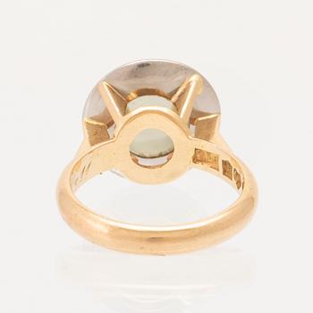 An 18K white and red gold ring set with a cabochon cut moonstone by Gustav Ljung Lund 1960.