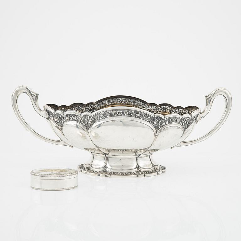 Jardinjär samt dosa, silver, bl a Johan Petter Lund, Kristianstad (1795-1808).