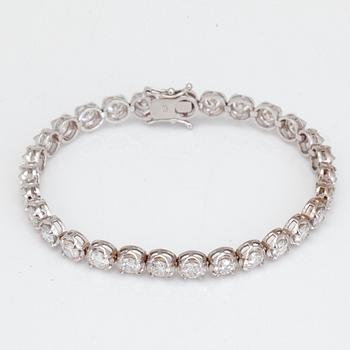 A line bracelet with 29 brilliant cut diamonds, total carat weight 9.00cts. All diamonds with certificates from GIA.
