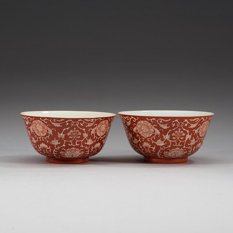 A pair of coral-ground reserve decorated bowls, late Qing dynasty (1644-1912), with Daoguang seal mark.