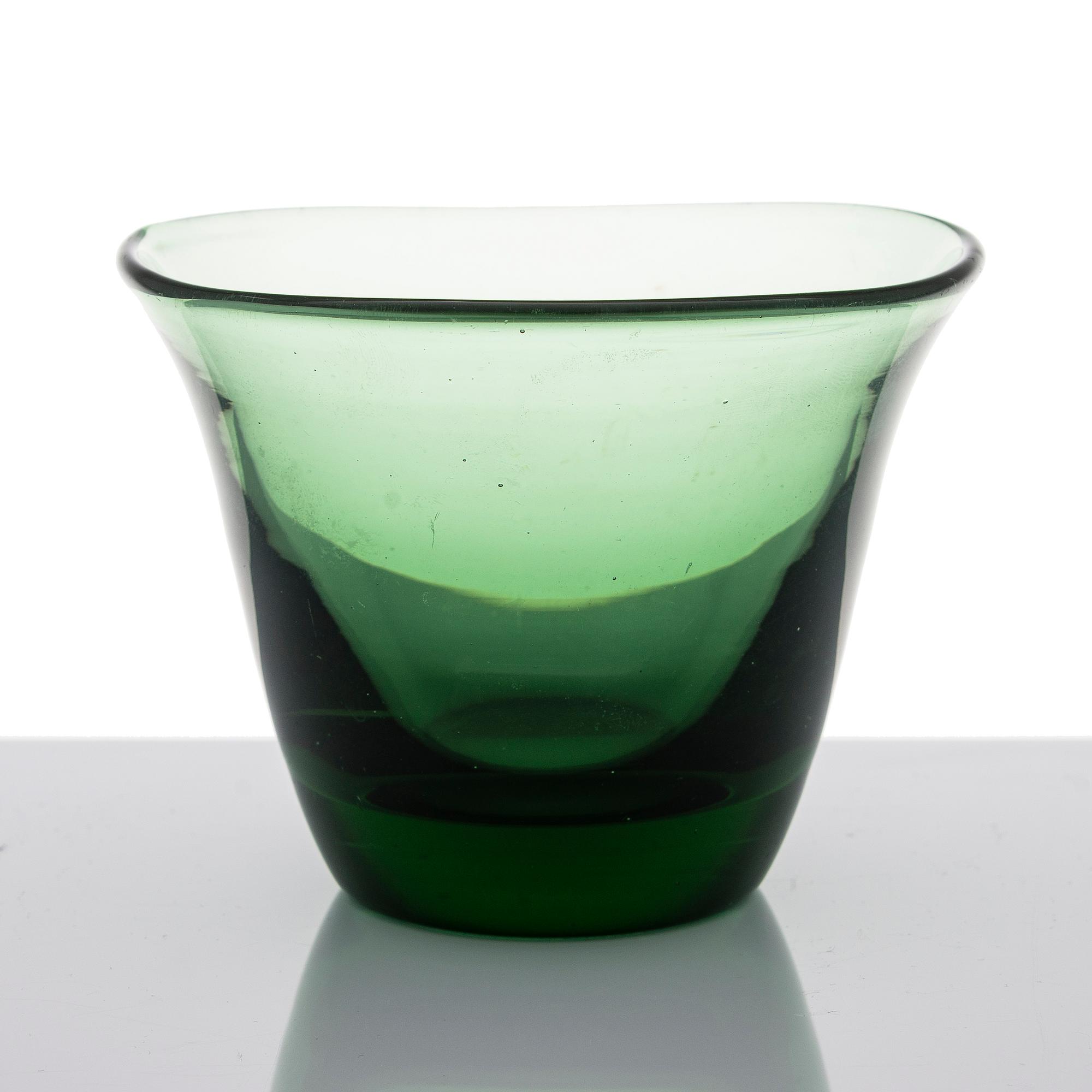 GUNNEL NYMAN, a bowl, Turned, mold-blown green glass. Model 38/1123. Riihimäen Lasi Oy, 1938.