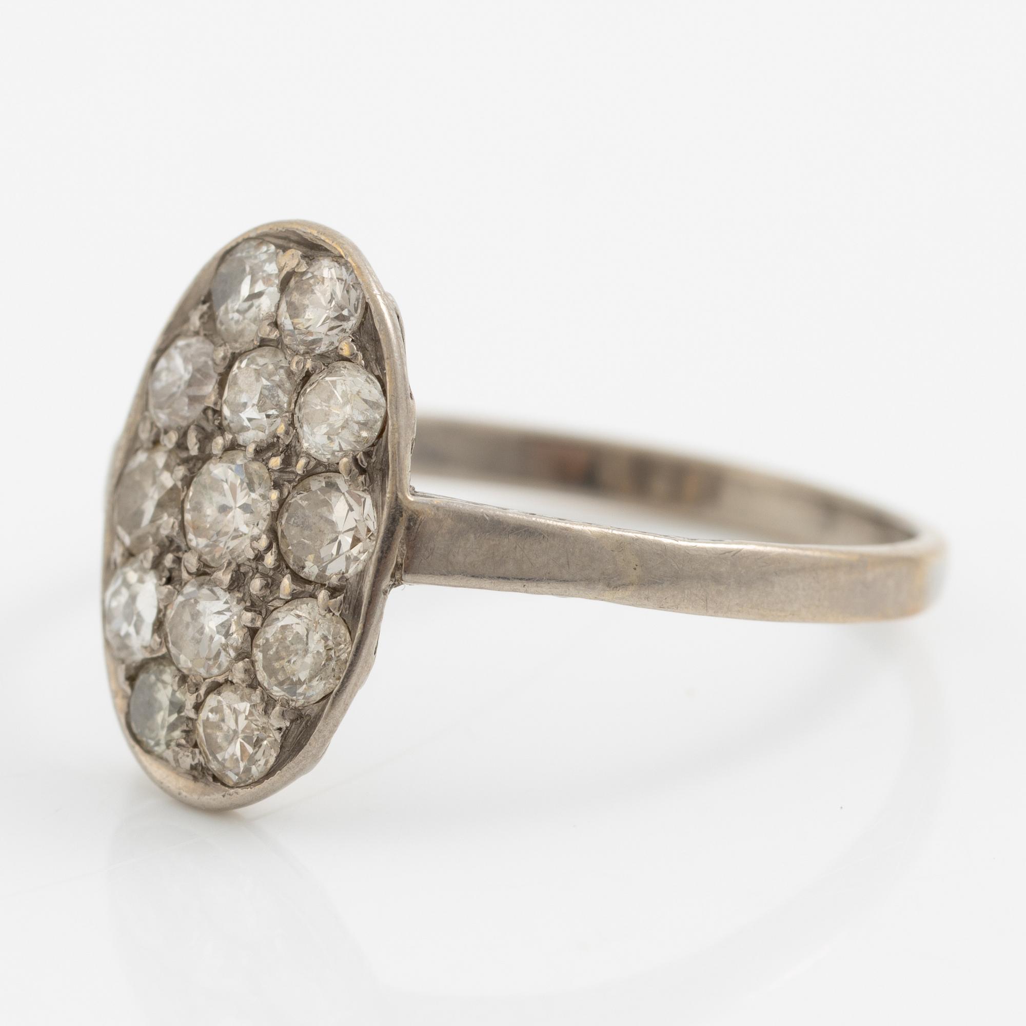 Ring platina med gammalslipade diamanter.