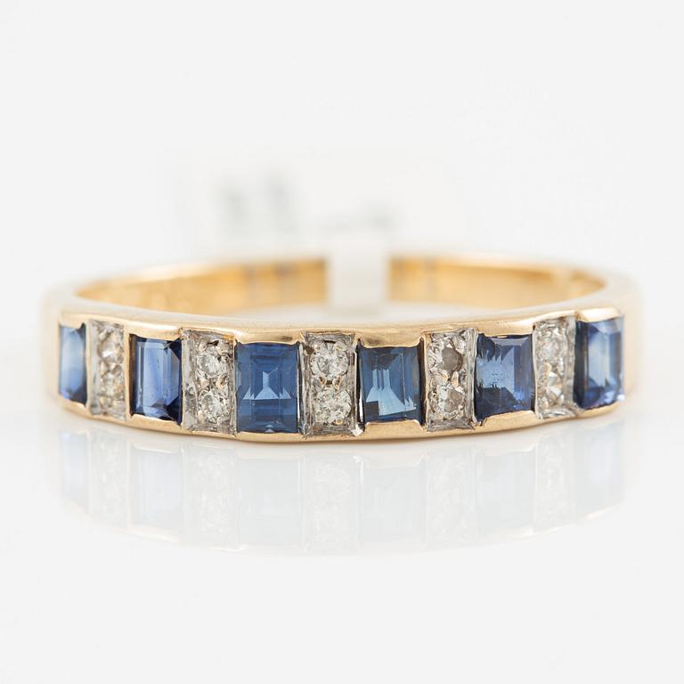 Ring in 14K gold with sapphires and brilliant-cut diamonds.