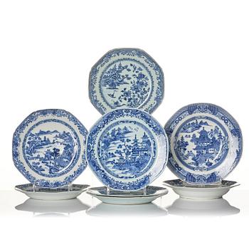 Tallrikar, åtta stycken, kompaniporslin. Qingdynastin, Qianlong (1736-96).
