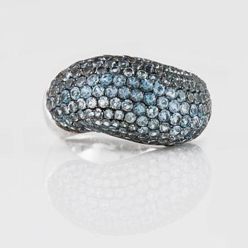 RING, 18K vitguld med fasettslipade blå safirer ca 3.17 ct. Vikt 8,8 gram.