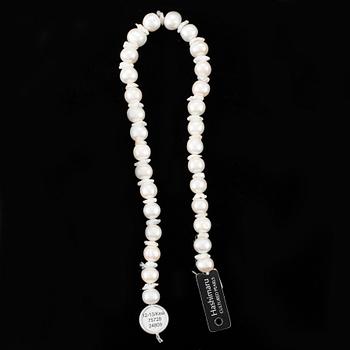 PARTI ODLADE PÄRLOR, 3 rader var av ett med 18k guldlås.