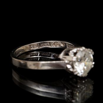 RING, 18 k vitguld med briljantslipad diamant ca 1,00 ct. Vikt ca 3 g.