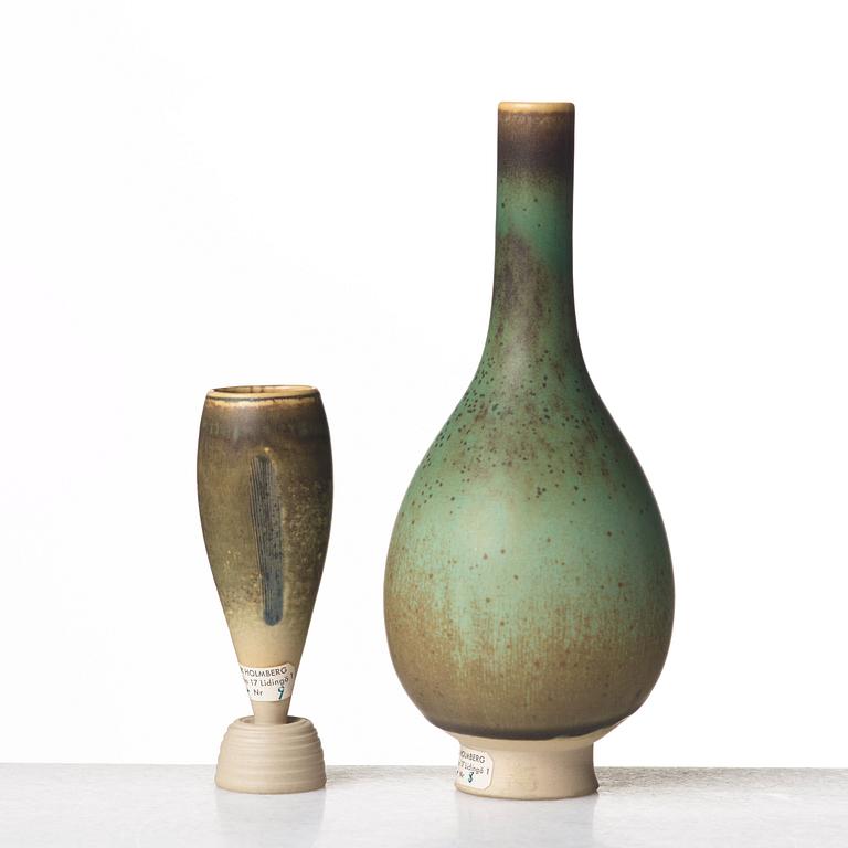 Wilhelm Kåge, vaser, 2 st, fat och plakett, "Farsta", Gustavsbergs studio 1949-56.