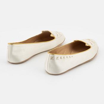 Charlotte Olympia, a pair of 'Cat nap' silk flats, a sleeping mask and a toilet bag, size S.