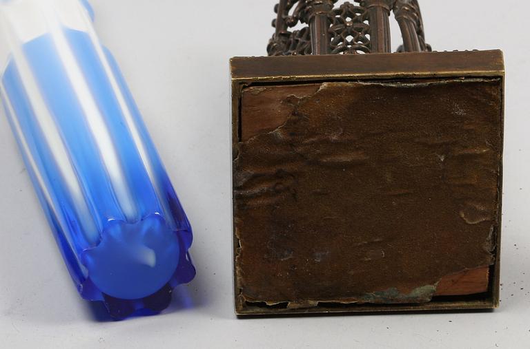 FLAKONG MED STÄLL, mässing, glas, nygotik, 1800-talets mitt, Frankrike/Tyskland.