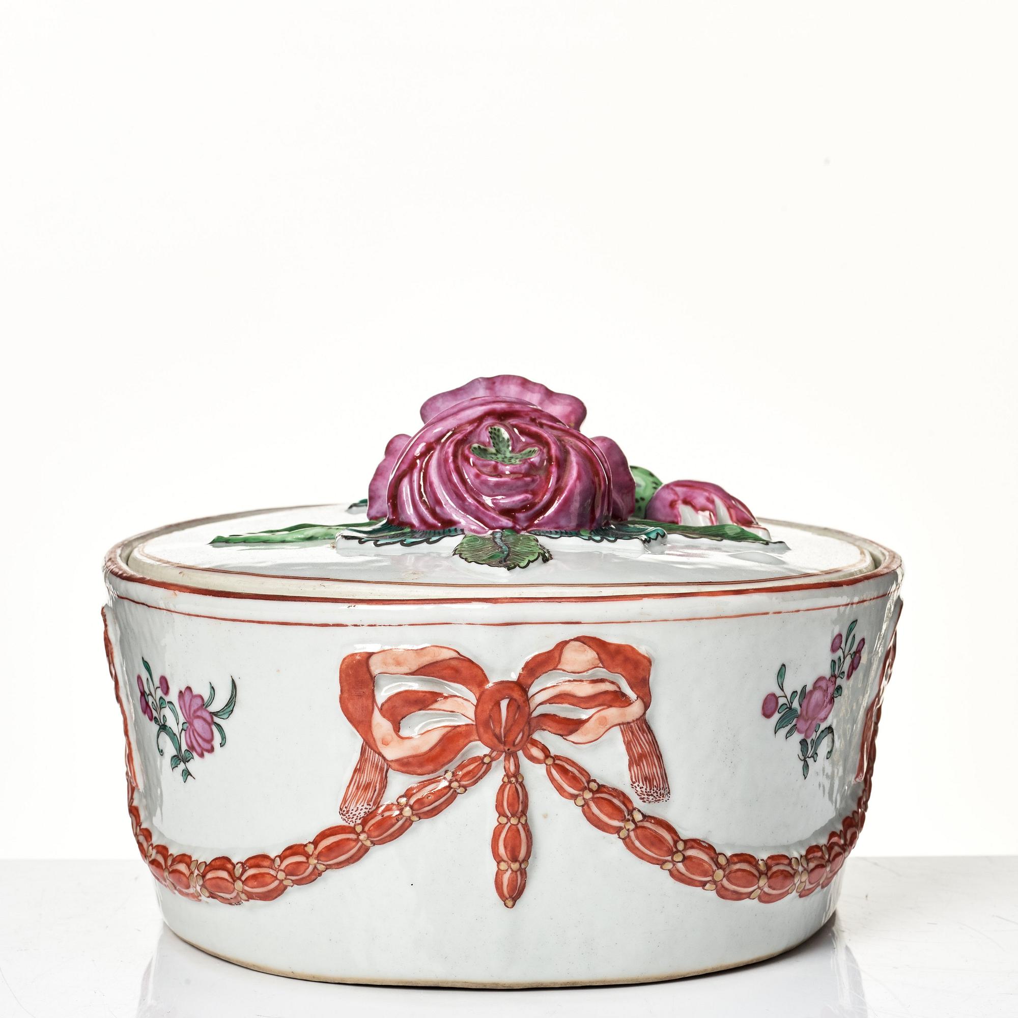 Pastejform med lock och fat, kompaniporslin. Qingdynastin, Jiaqing (1796-1820).