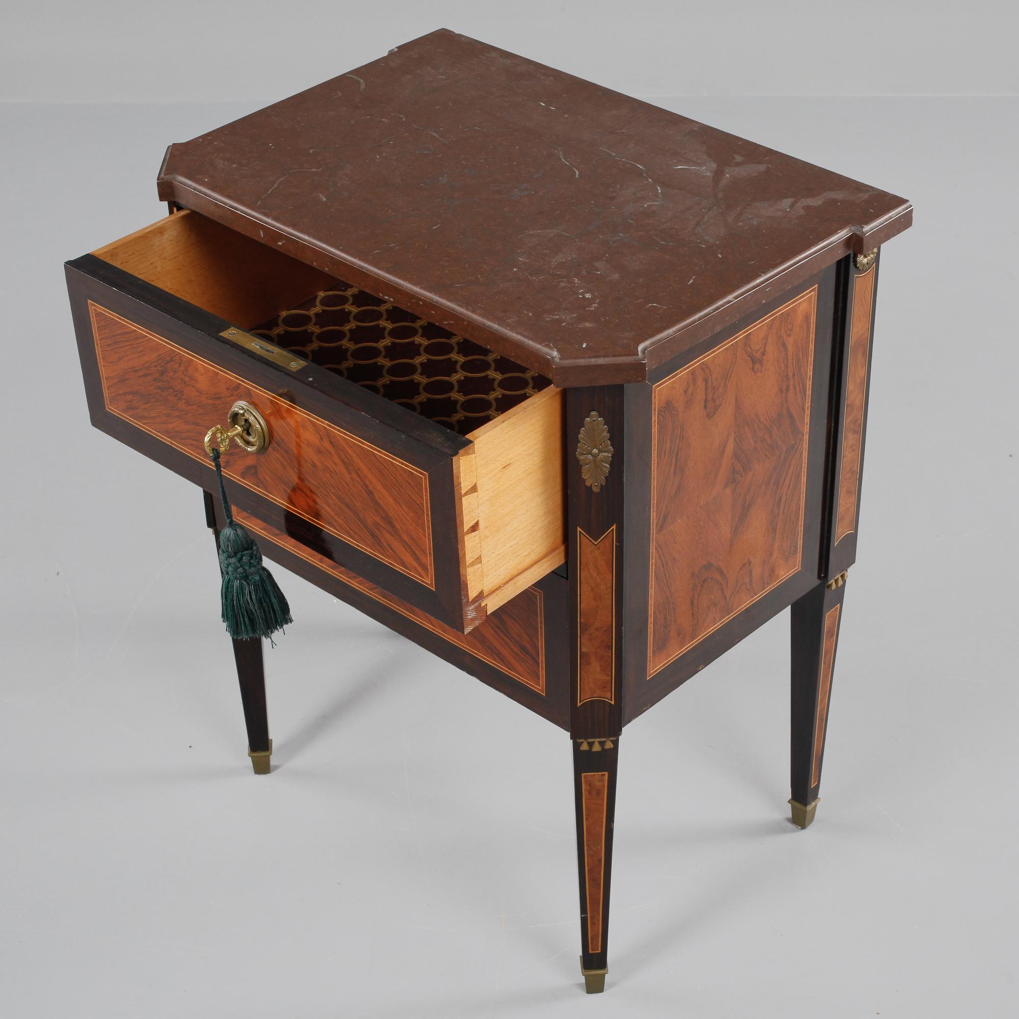 BYRÅ, gustaviansk stil, omkring 1900-talets mitt.