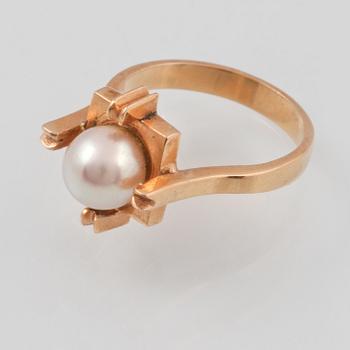 RING, 18K guld med odlad pärla, utländsk stämpel. Vikt 5,8 gram.