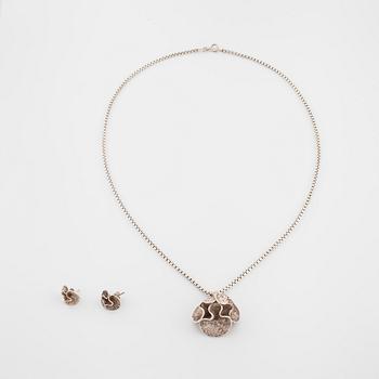 THERESIA HVORSLEV, för Mema, Lidköping, 1979, en brosch samt ett par örhängen.