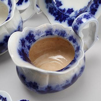 77 pieces of earthenware tableware by Arthur Percy for Gustavsberg, model "Vinranka", first half of the 20th century.
