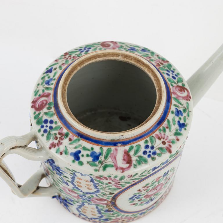 A famille rose tea pot without cover, Qing dynasty, early 19th Century.