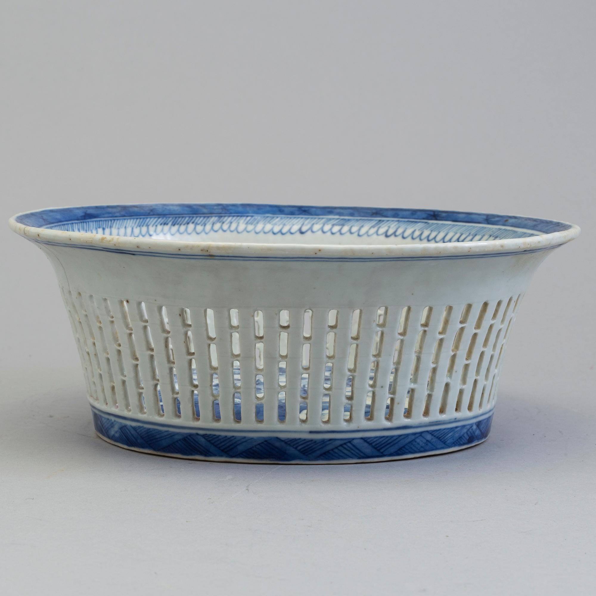 GALLERKORG med FAT, kompaniporslin. Qingdynastin, Jiaqing (1796-1820).