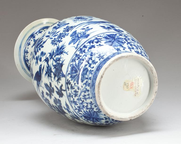 GOLVVAS, porslin. Kina. 1800-tal.