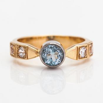 Sormus, 18K kultaa, topaasi ja safiireja. Invalidiliiton Järvenpään koulutuskeskus, Järvenpää 2010.