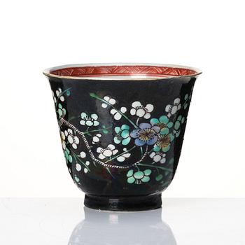 A famille noire cup, Qing dynasty, Kangxi (1662-1722).