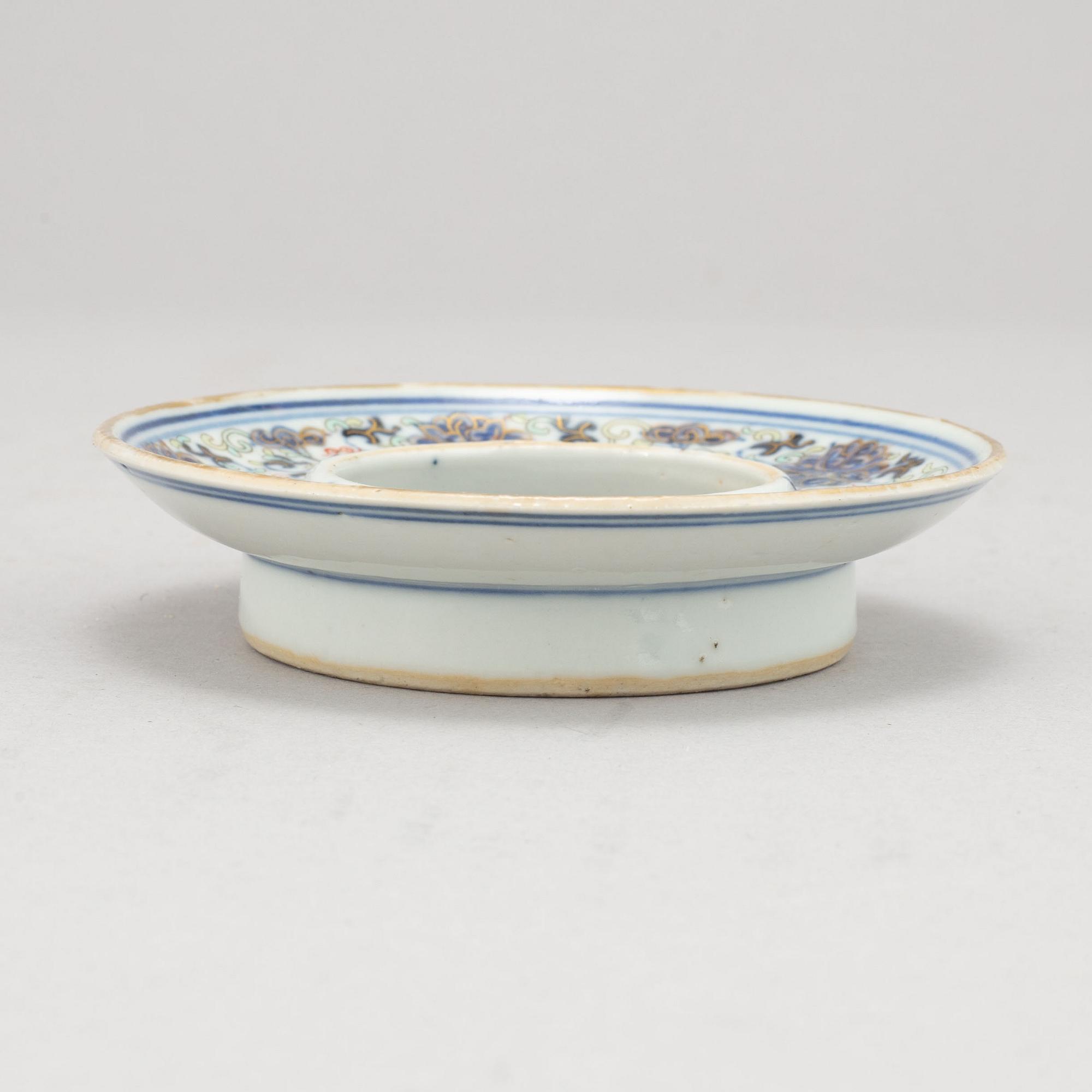Koppställ, porslin. Qingdynastin, 1800-tal.