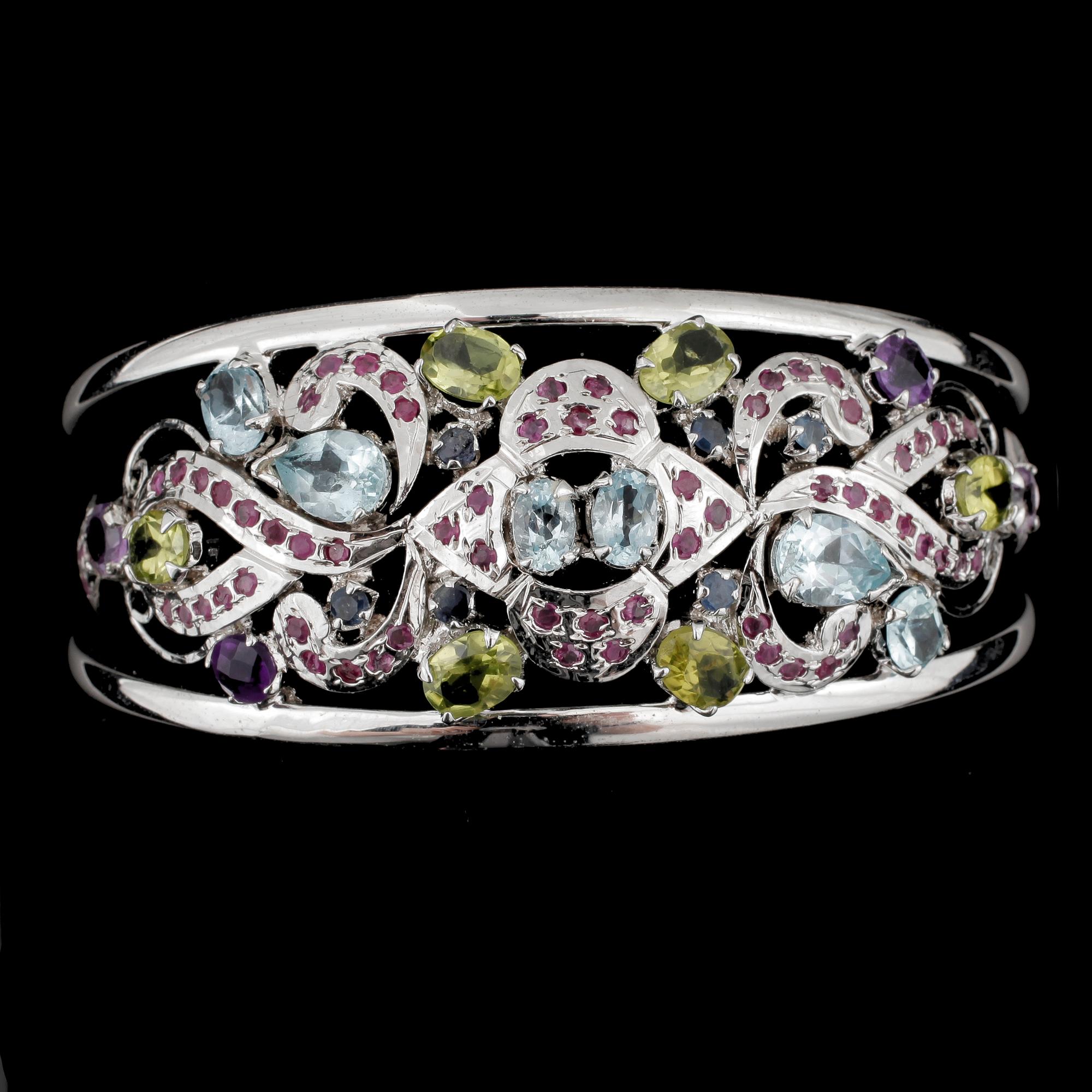 COLLIER MED ARMRING OCH BROSCH / HÄNGE, 3 delar, sterling silver, med färgade halvädelstenar. 2000-tal.