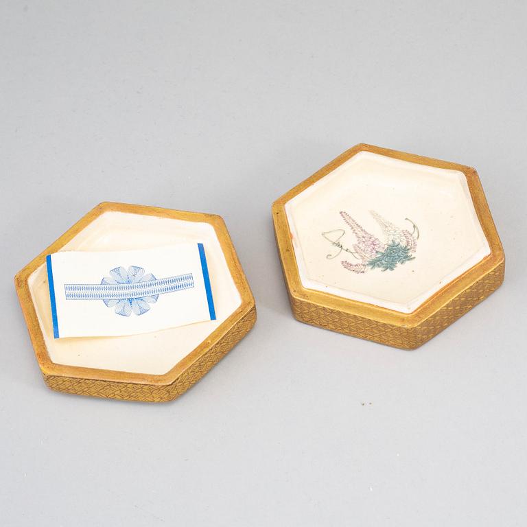 Two Japanese satsuma vases and a box with cover, early 20th Century.