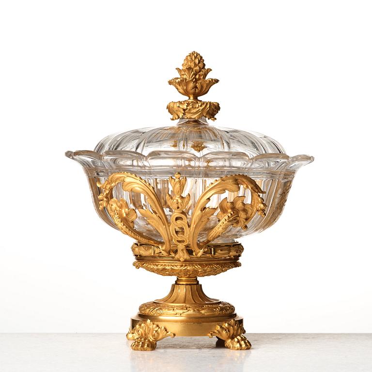 A gilded bronze and glass bowl by Eugène Cornu in Paris, second half of the 19th century.