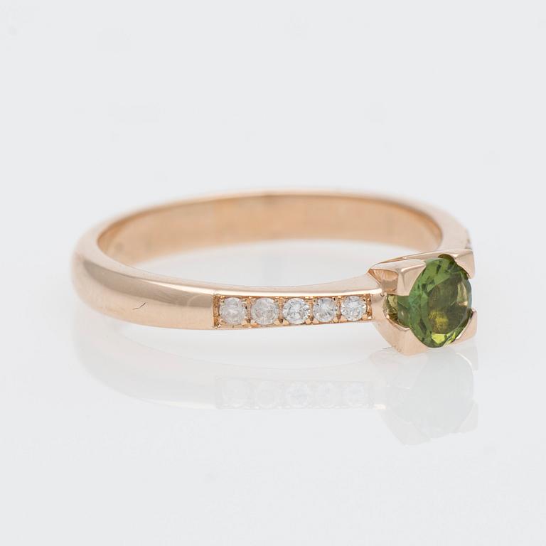 RING, fasettslipad turmalin, briljantslipade diamanter, 14K guld.