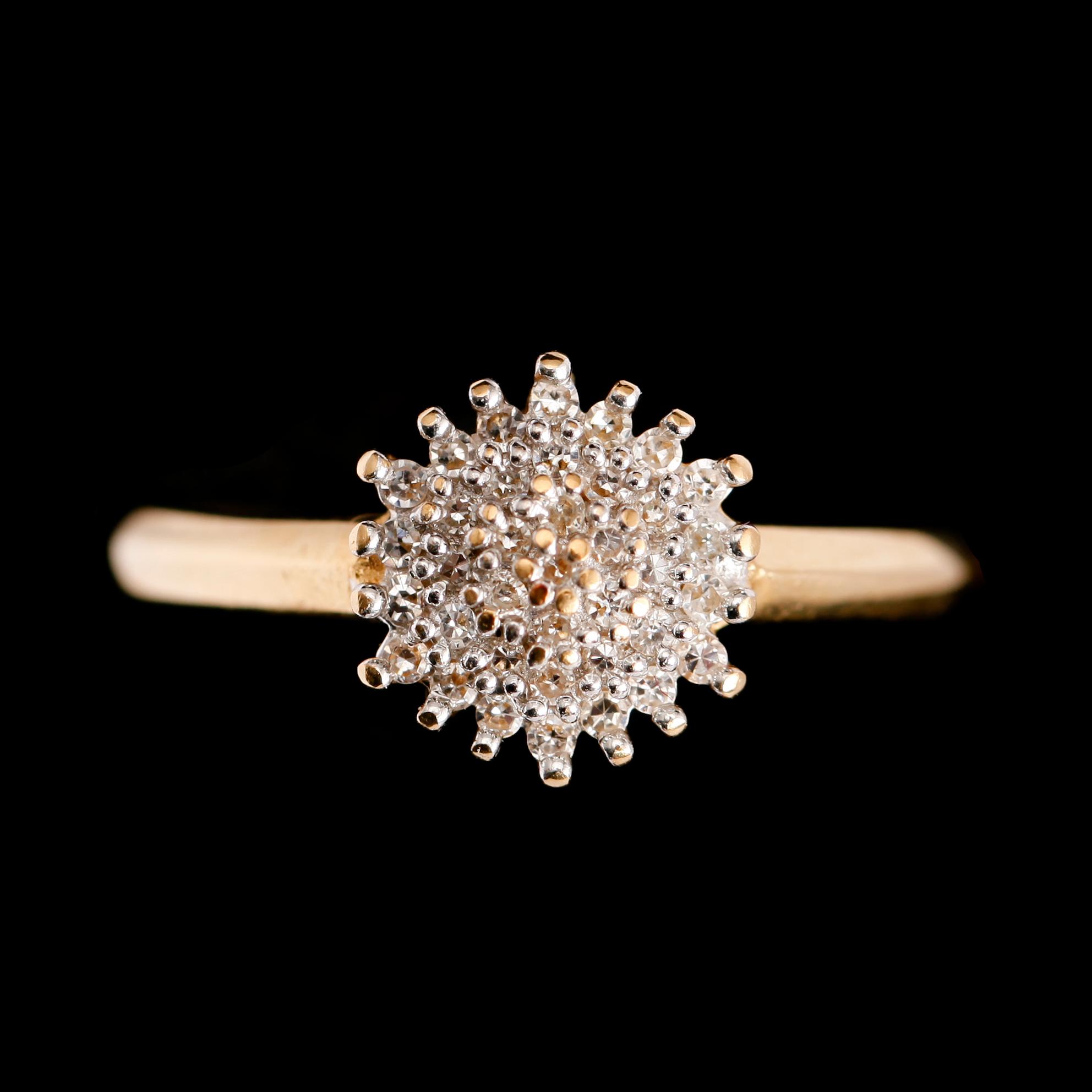 RING, 18 k guld, diamanter. Total vikt ca 4 gr.