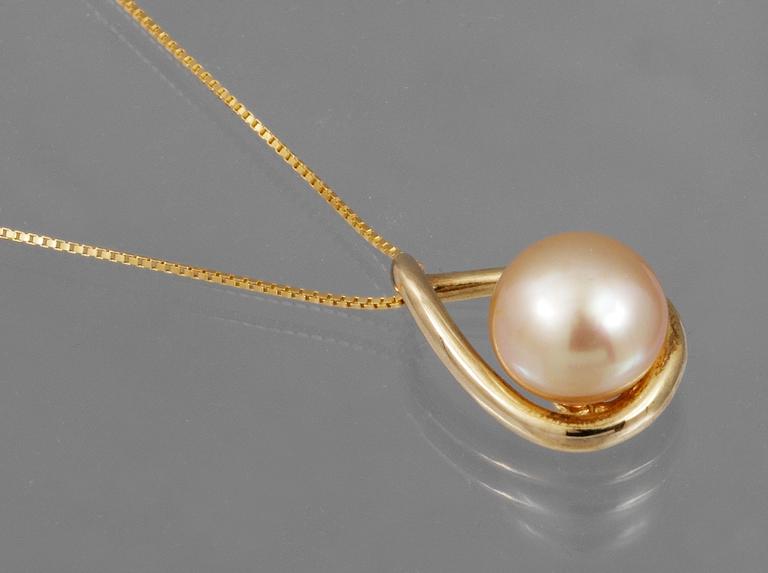 PENDANT, set with cultured golden south sea pearl.