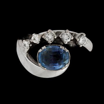 RING, 18k vitguld med 4 briljantslipade diamanter, tot 025 ct, och ceylon safir ca 2,0 ct. Malmö, 1900-tal.