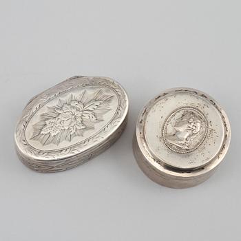 DOSOR, 2 st, silver, Sverige, 1784 respektive 1830, vikt 115 gram.