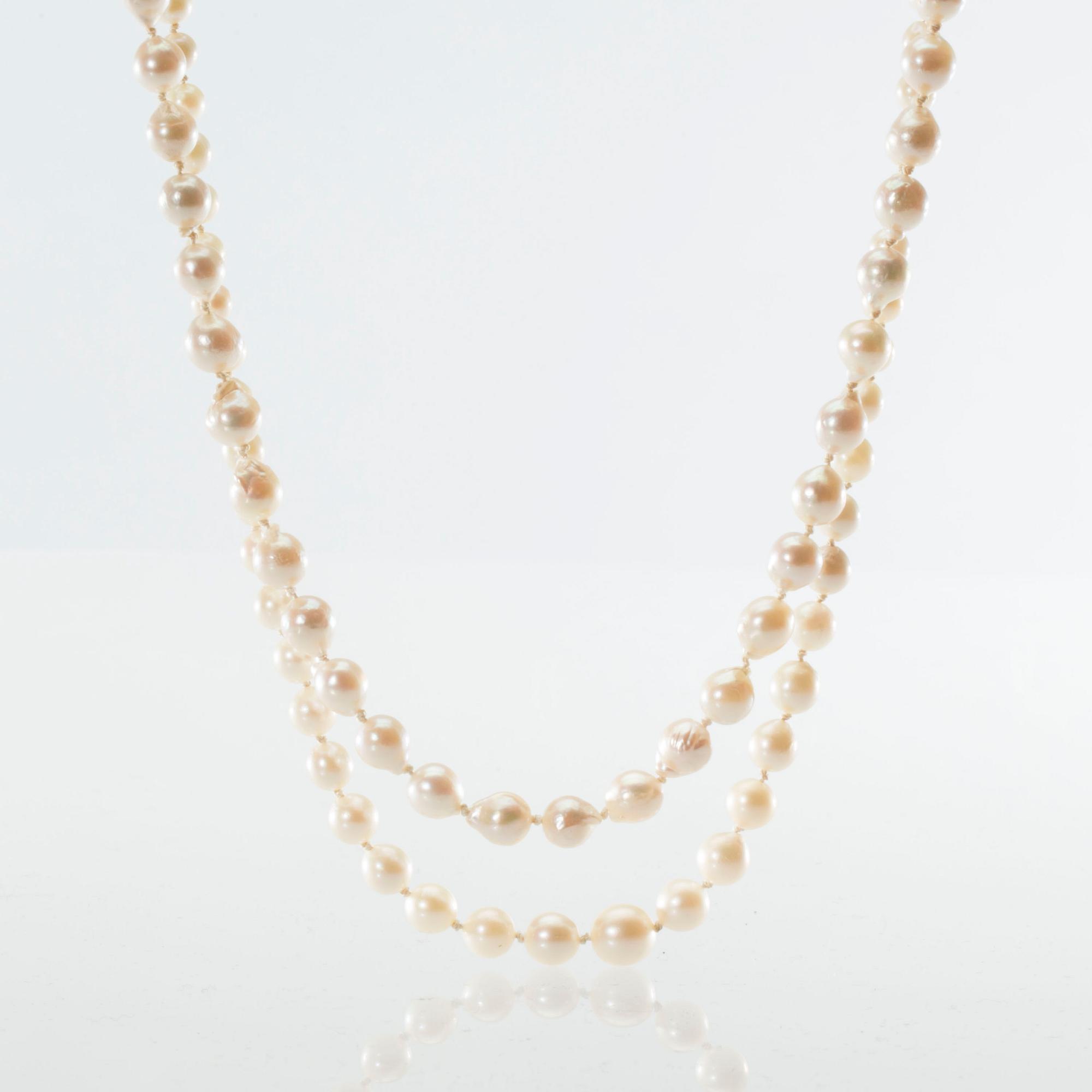 COLLIER, 2 st, odlade saltvattenspärlor med silverlås.