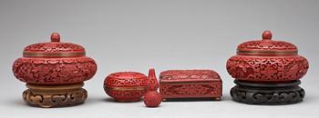 ASKAR MED LOCK 4 st SAMT MINIATYRVAS, lack och lackimitation. Kina, 1900-tal.