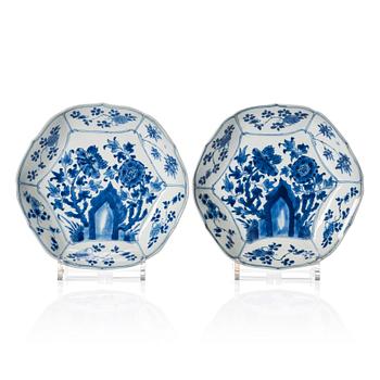 1163. A pair of blue and white plates, Qing dynasty, Kangxi (1662-1722).
